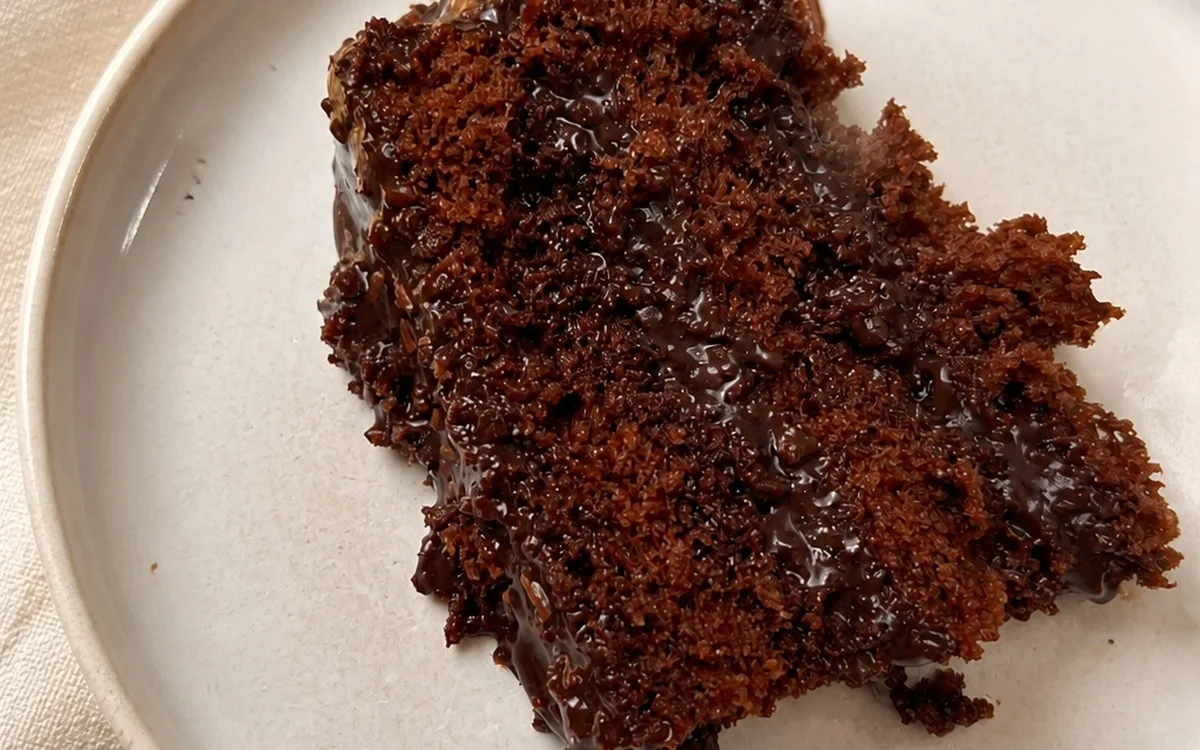 Fatia de bolo de chocolate da Pithé, feito à mão